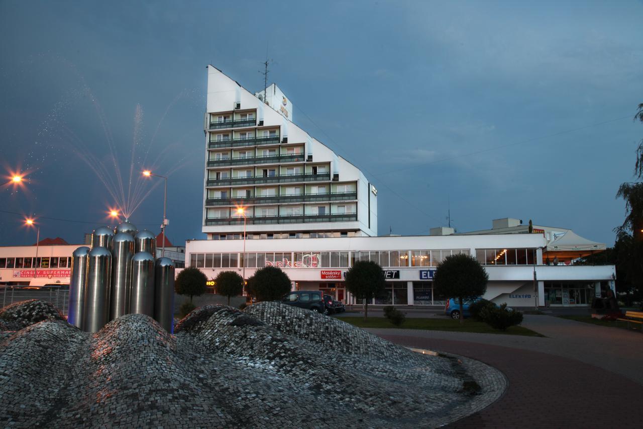 Hotel Zlaty Byk リマフスカー・ソボタ エクステリア 写真